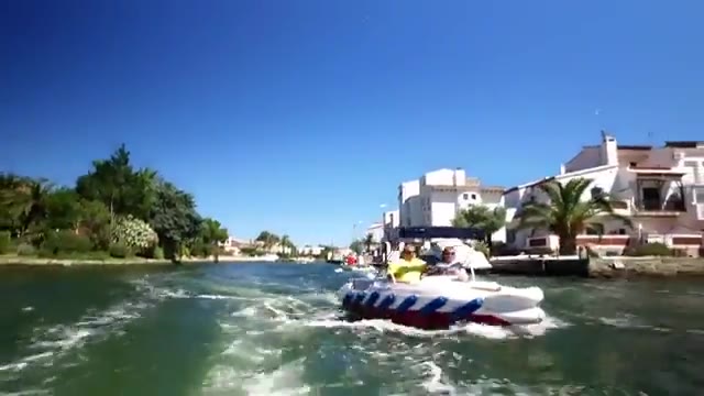 Barca de LosBarkitos navegando por los canales de Empuriabrava